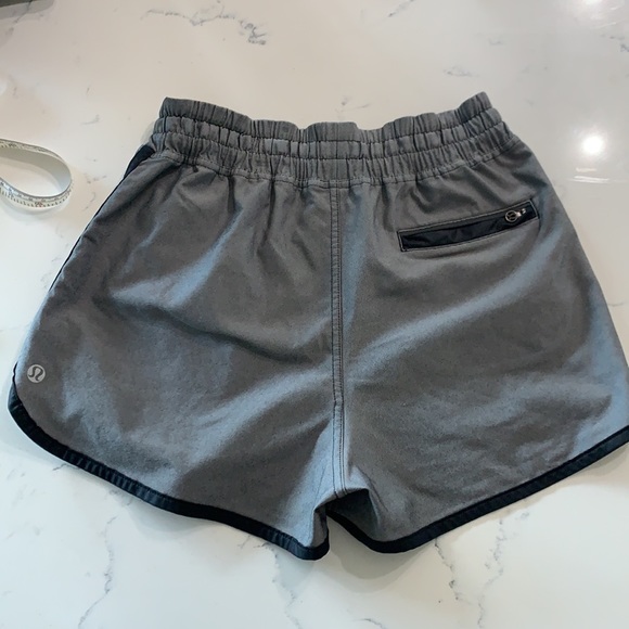 lululemon Varsity Shorts Unlined Grey/Black Sz4 - Picture 3 of 10